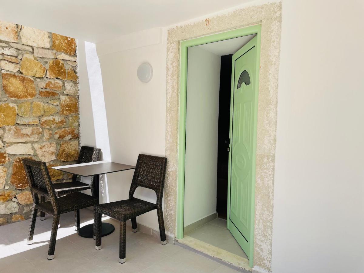 Mpolanos Guesthouse Himare Exterior foto