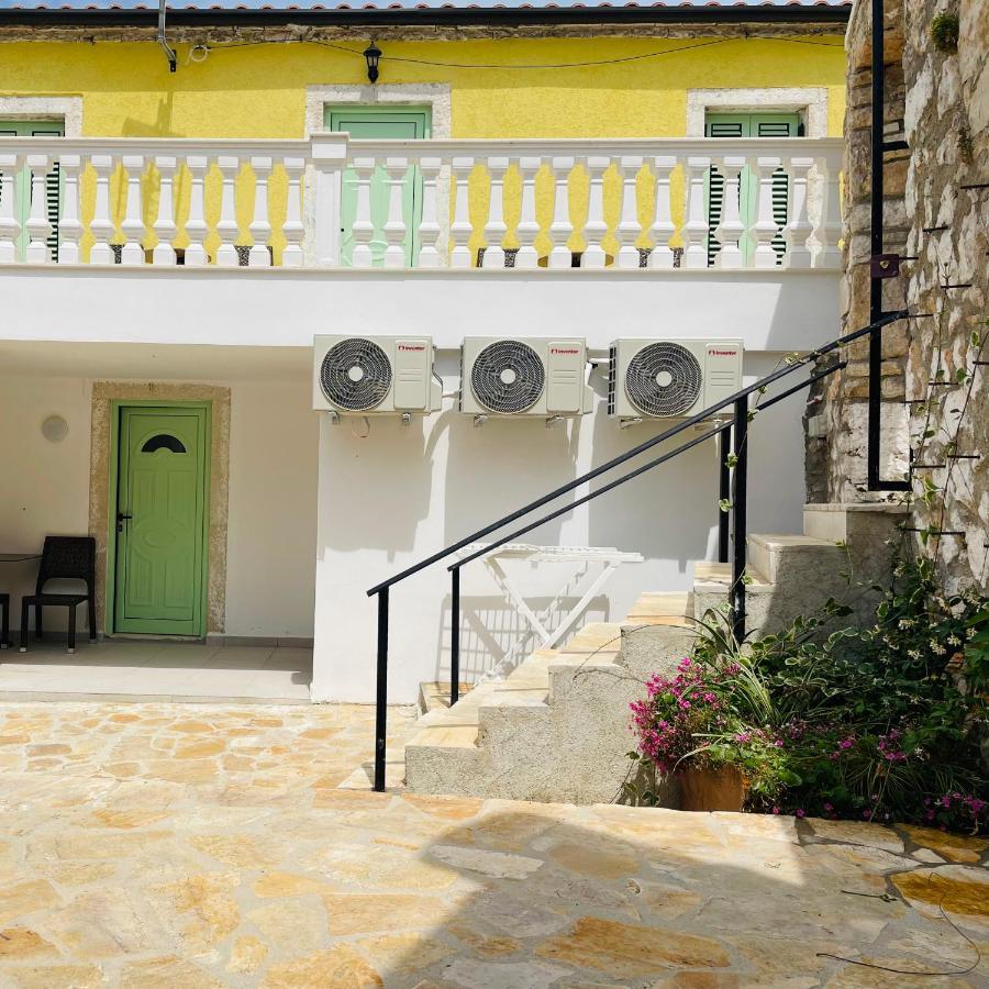 Mpolanos Guesthouse Himare Exterior foto